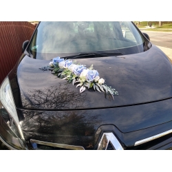 Dekoracja auta do ślubu - kompozycja biało-niebieska